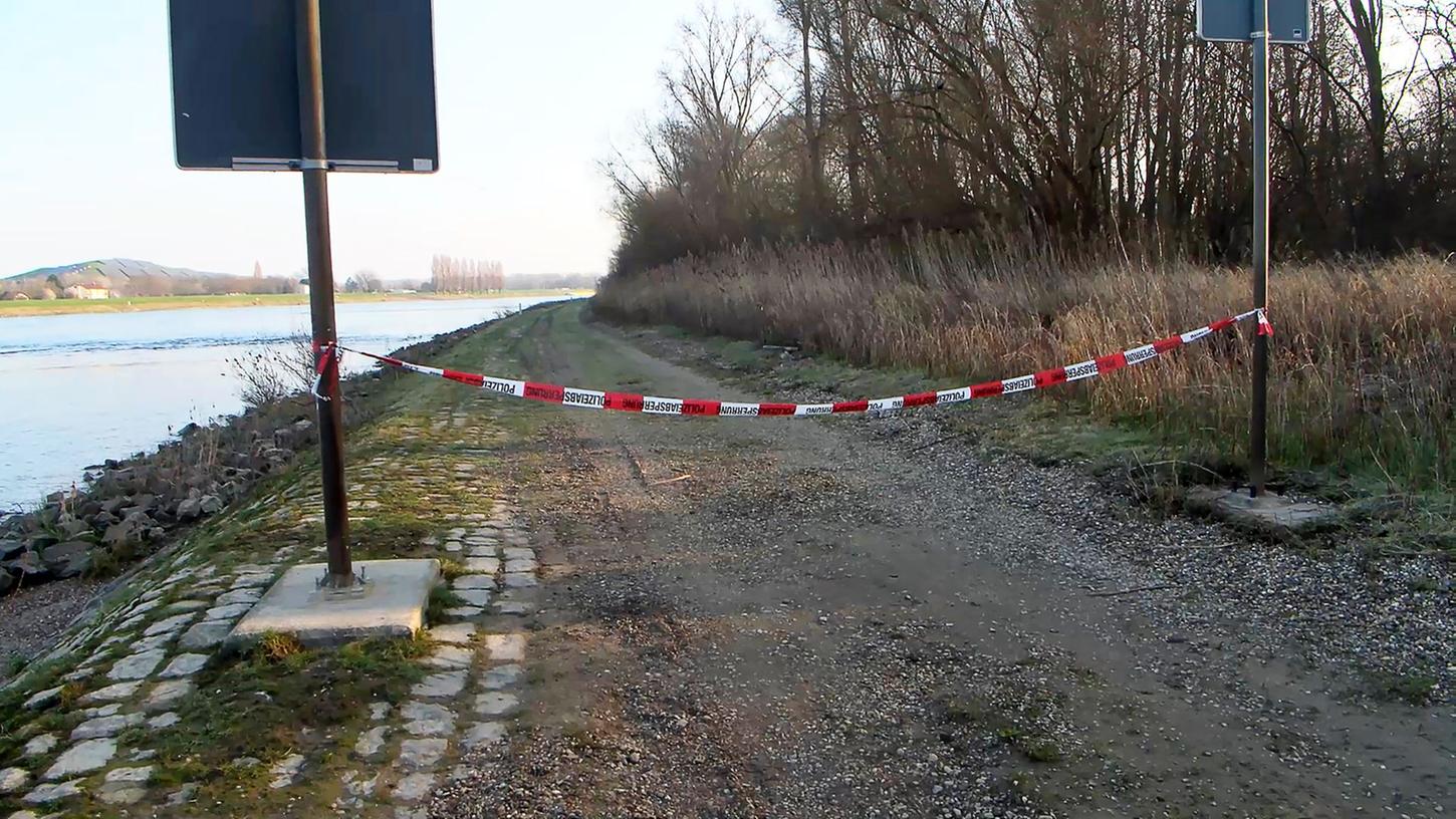 Am Rheindamm wurde die Leiche einer Frau gefunden. Am Rheindamm wurde die Leiche einer Frau gefunden.