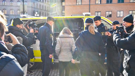 Klimaaktivistin Greta Thunberg von der Polizei abgeführt