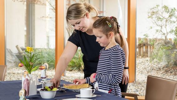 Smalltalk und Tischmanieren: Expertin bringt Kindern Benimmregeln bei