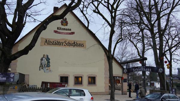 Der Biergarten am Fuße der Erlanger Bergkirchweih überträgt in der Vorrunde alle Spiele der Deutschen Mannschaft. Ab der KO-Runde wird jedes Spiel übertragen. Durch Schirme sind alle Plätze vor Regen geschützt. Pro Spiel erhebt das Schießhaus einen Unkostenbeitrag von 2,50 Euro auf das erste Getränk.