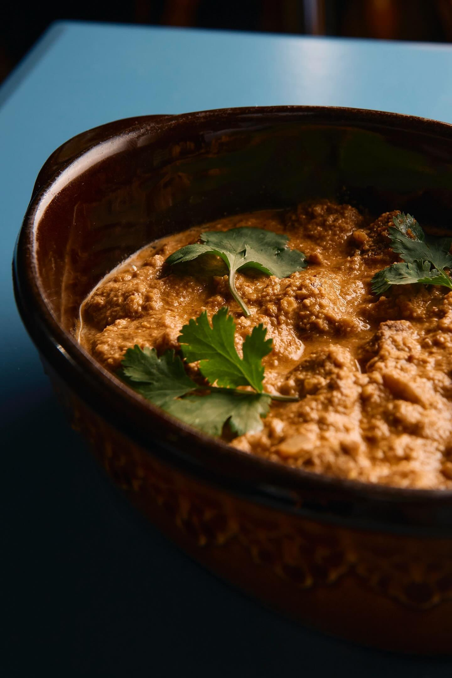 "Chartscho" heißt diese georgische Hauptspeise aus würzigem Rindfleisch in Tomaten-Walnuss-Soße. Einflüsse unter anderem aus der persischen Küche sind zu erschmecken. 