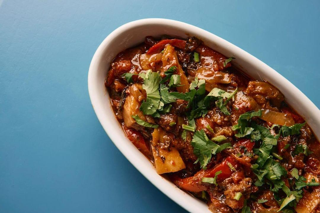 "Abjabsandali" ist ein Hauptgericht, das sich für vegan und damit auch für vegetarisch lebende Gäste eignet. Der Gemüseauflauf aus Auberginen, Paprika, Tomaten, Zwiebeln und frischen Kräutern wird europäische Esser ein wenig an das französische Ratatouille erinnern. Einen ausführlichen Artikel über das "Tiflis" lesen Sie hier.