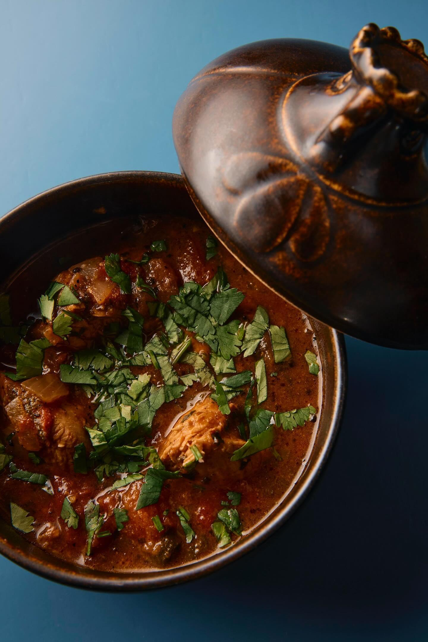 Bei "Tschachochbili" handelt es sich um ein traditionelles georgisches Gericht, das Gabelaia auf die Karte gesetzt hat. Letztlich ein Hühner-Eintopf, der in Tomaten mit typischen Gewürzen gekocht wird.