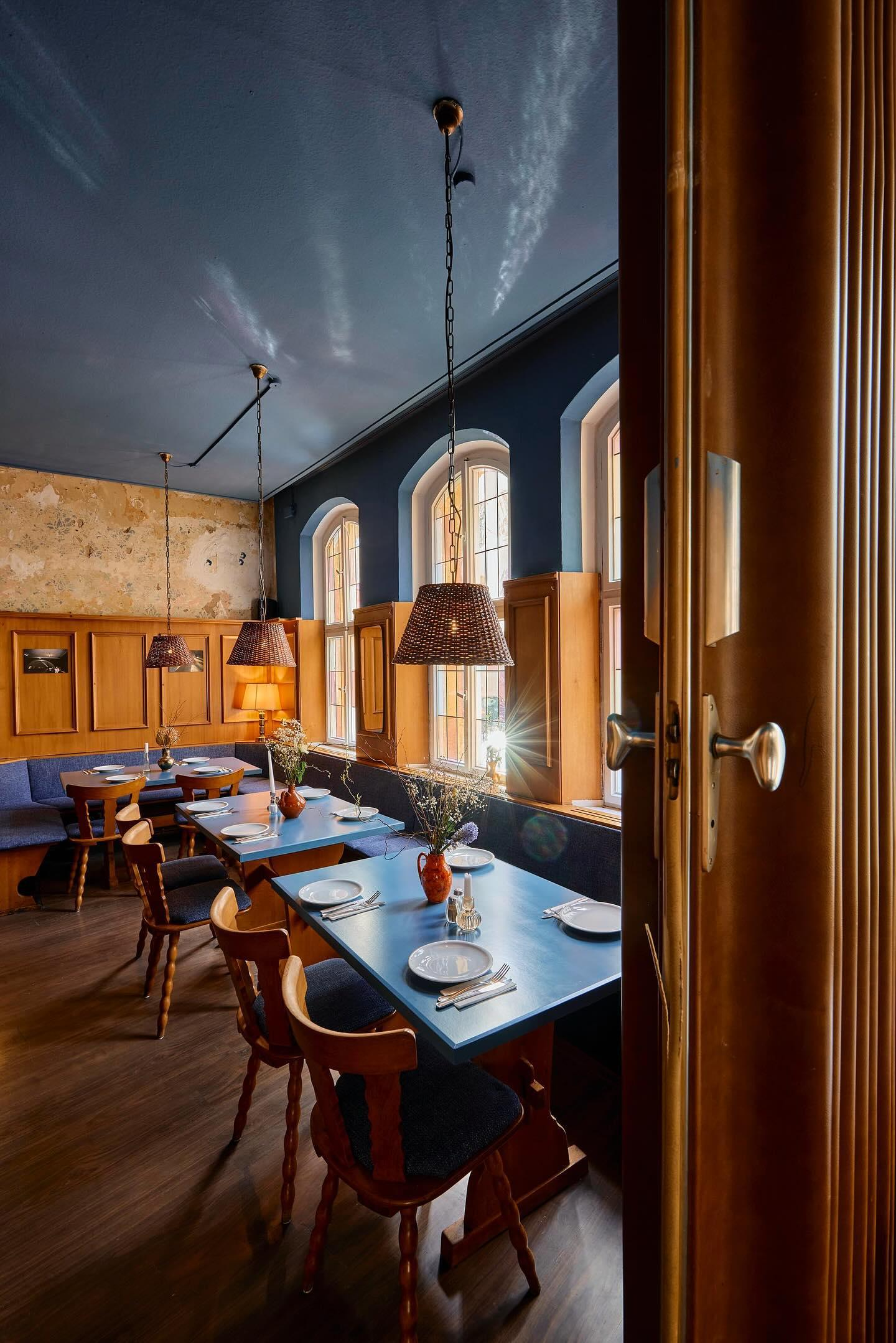 Neben vielen anderen Erneuerungsarbeiten haben Geschäftsführer Nika Gabelaia und seine Freunde auch "vier bis fünf Schichten Tapete" von den Wänden entfernt. Im hinteren Gastraum, der auch abtrennbar von den beiden anderen Gasträumen ist, entdeckten sie unter den alten Schichten Reste einer alten Wandmalerei. Durch das Blau an den anderen Mauerwerken kommt dieses Relikt extrem gut zur Geltung.