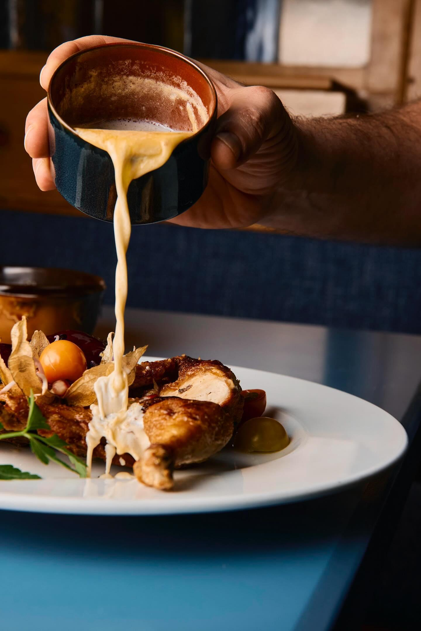 Die traditionelle georgische Küche ist vor allem fleischlastig, wie Nika Gabelia Auskunft gibt: Auf seiner Karte steht auch "Chkmeruli". Das ist gebratenes Stubenküken, das der Gastgeber am Tisch mit Sahne-Knoblauch-Soße übergießt. Einen ausführlichen Artikel über das "Tiflis" lesen Sie hier.