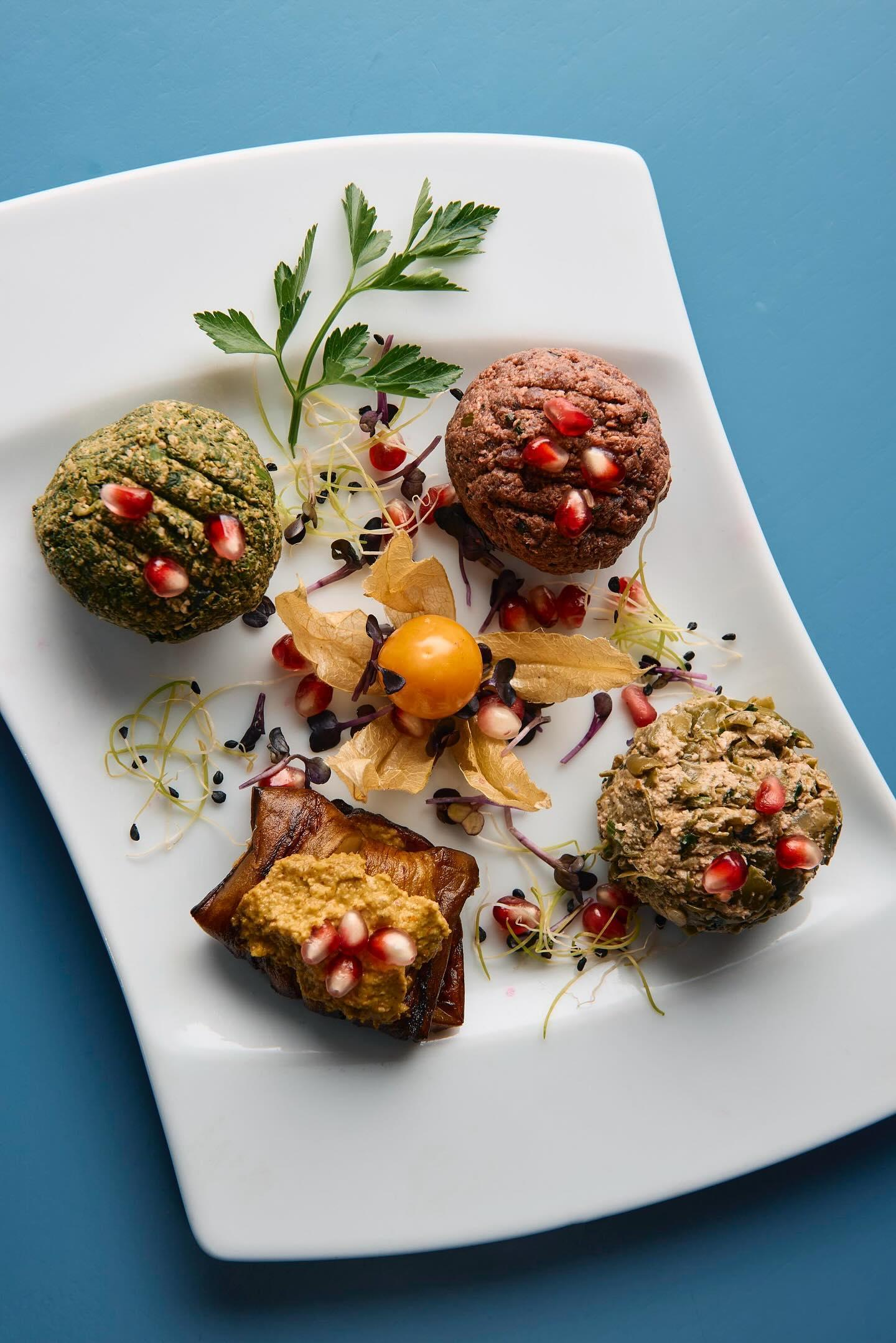 Absolut veggie: Nicht nur bei den Vorspeisen (hier "Pkhali"-Gemüsebällchen und "Badrijani", die gerollten Auberginen), sondern auch was große Gerichte anbetrifft, strebt Gabelaia einen Umschwung an. Seine georgische Küche soll auch etwas für fleischlos und tierproduktfrei lebende Menschen sein.