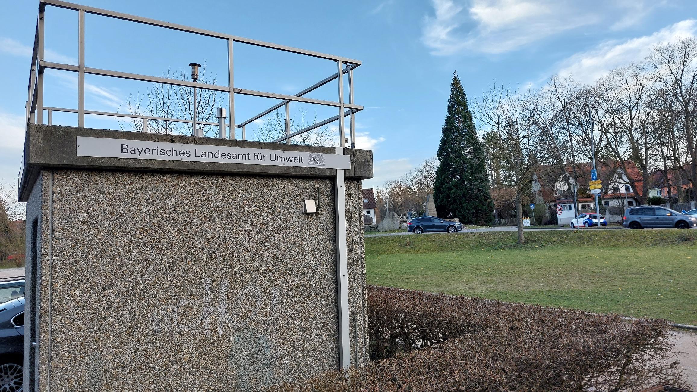 Seit 2013 misst das Landesamt für Umwelt mit einer Station am Parkplatz Ostanger in Schwabach Luftschadstoffe. Die Werte fallen stetig. 