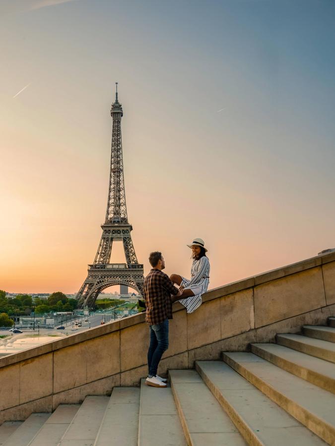 Der Eifelturm ist Zeuge: Paar in Paris.