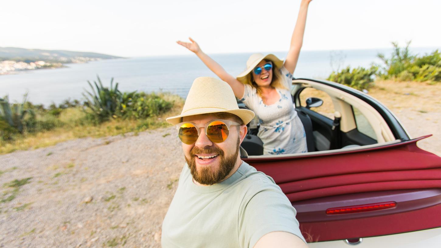 Mit einem passenden Mietwagen kommt man im Urlaub leicht von A nach B. 