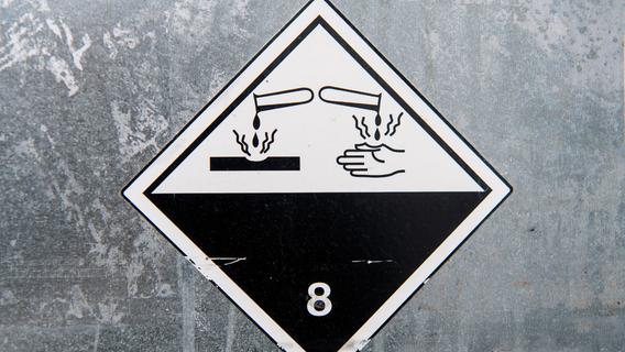 Ätzende Gefahr auf der A7 im Kreis Ansbach: 50 Liter Salpetersäure laufen aus Containern aus