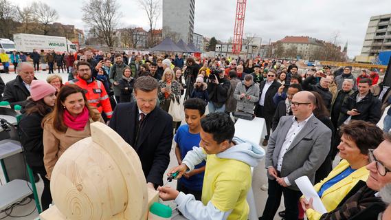 Globus als Grundstein: Ein besonderer Nürnberger Schul-Neubau hat Etappenziel erreicht