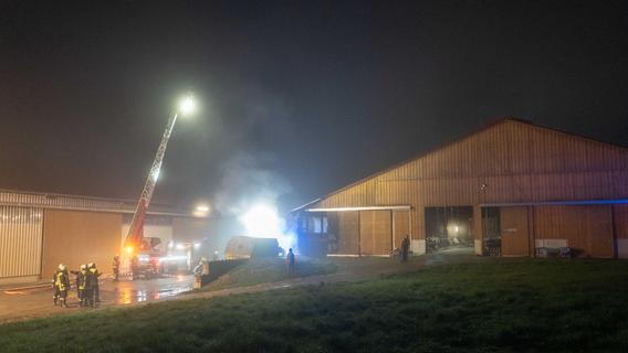 Nachts gerät in Ottmaring ein fahrbarer Futterwagen in Brand - direkt am Stall mit 300 Rindern