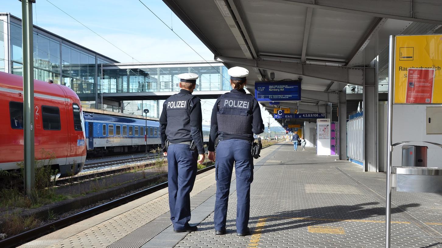 Auf dem Bahnsteig in Regensburg erwartete eine Streife der Bundespolizei den renitenten Bahnfahrer (Symbolbild).