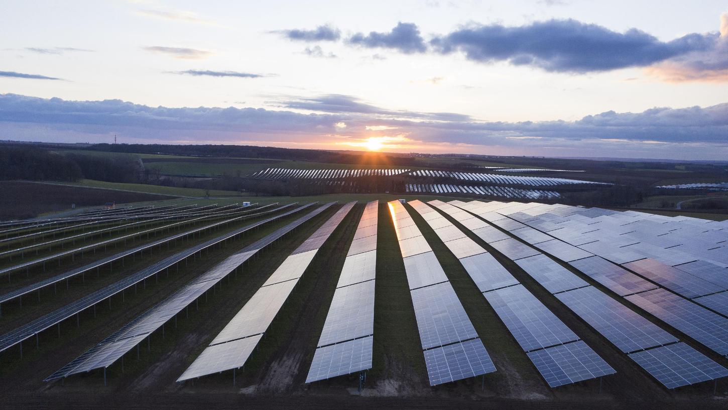 Der Stromverbrauch in Nürnberg und der Region wird zu einem immer größeren Teil durch erneuerbare Energien abgedeckt - wie hier aus dem Solarkraftwerk der N-Ergie in Wässerndorf im Landkreis Kitzingen.