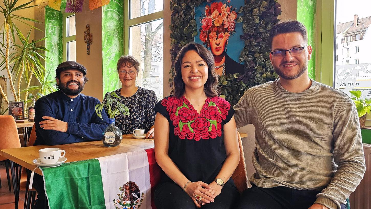 Das Team hinter "Xoco" und dem neuen mexikanischen Restaurant "La Frida" in Nürnberg: Osvaldo Reyes Sierra (hinten links), daneben seine Frau Susanne Scheer. Vorne sind die "Neuen" zu sehen - Carolina Cobos und Francesco Torzella.