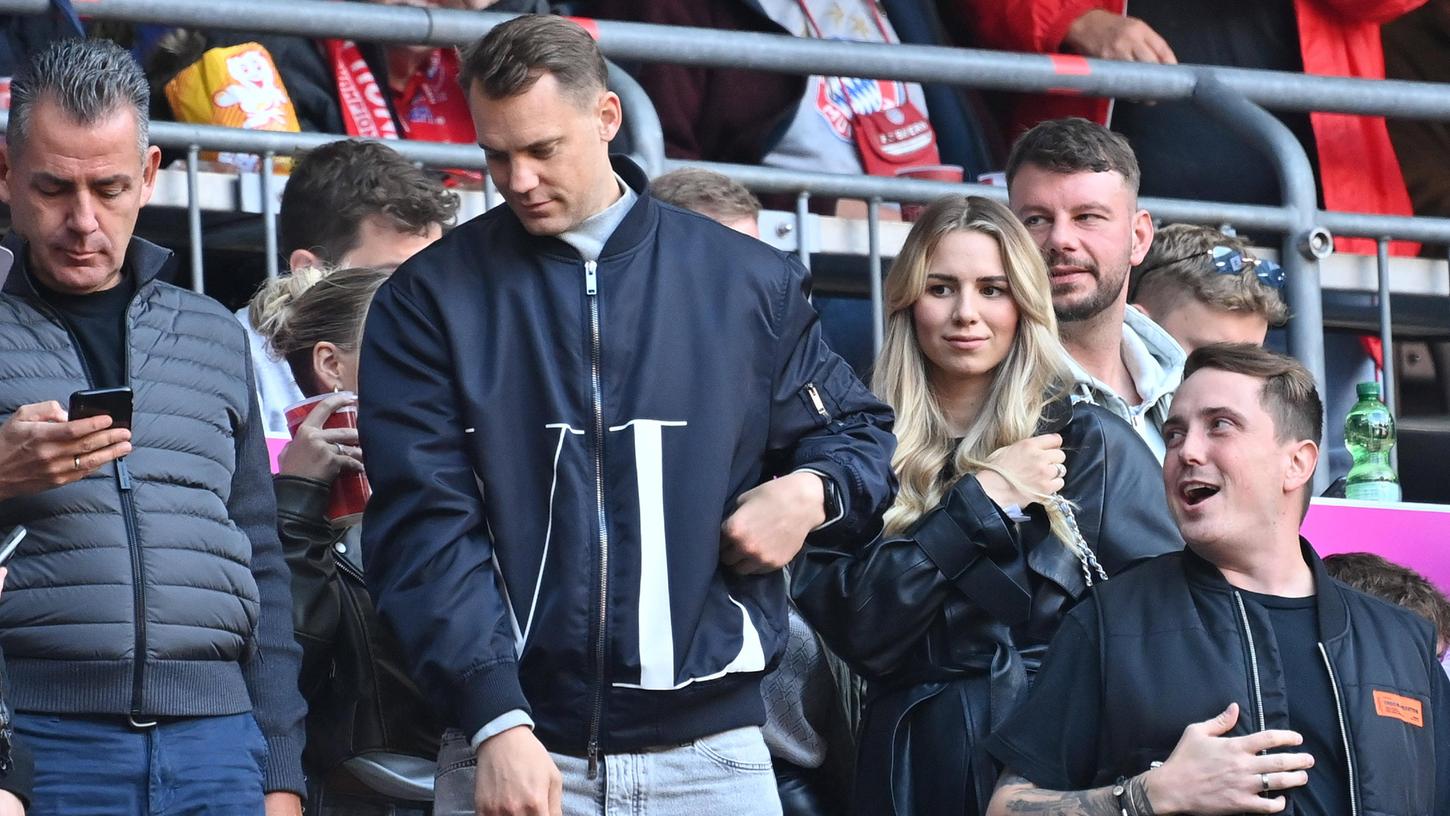 Anika und Manuel Neuer sind Eltern geworden. Das Foto zeigt das Paar bei einem Spiel des 1. FC Bayern München gegen VFL Bochum am 23.09.2023. Zu diesem Zeitpunkt müsste Anika Neuer bereits schwanger gewesen sein.