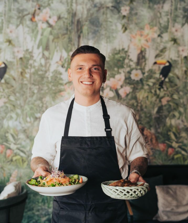 Seit 13 Jahren ist er in der Gastronomie, nun führt der 29-Jährige sein erstes eigenes Café: "Da ist ein rationaler Grund mit einem Herzenswunsch zusammengekommen."