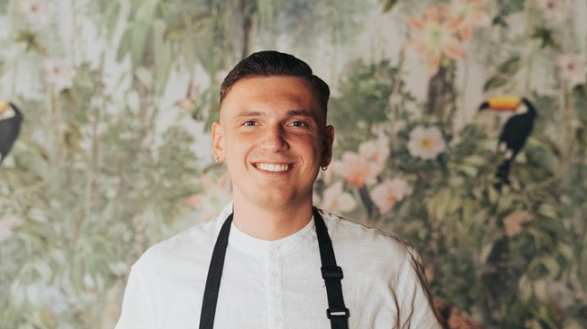 Seit 13 Jahren ist er in der Gastronomie, nun führt der 29-Jährige sein erstes eigenes Café: "Da ist ein rationaler Grund mit einem Herzenswunsch zusammengekommen."