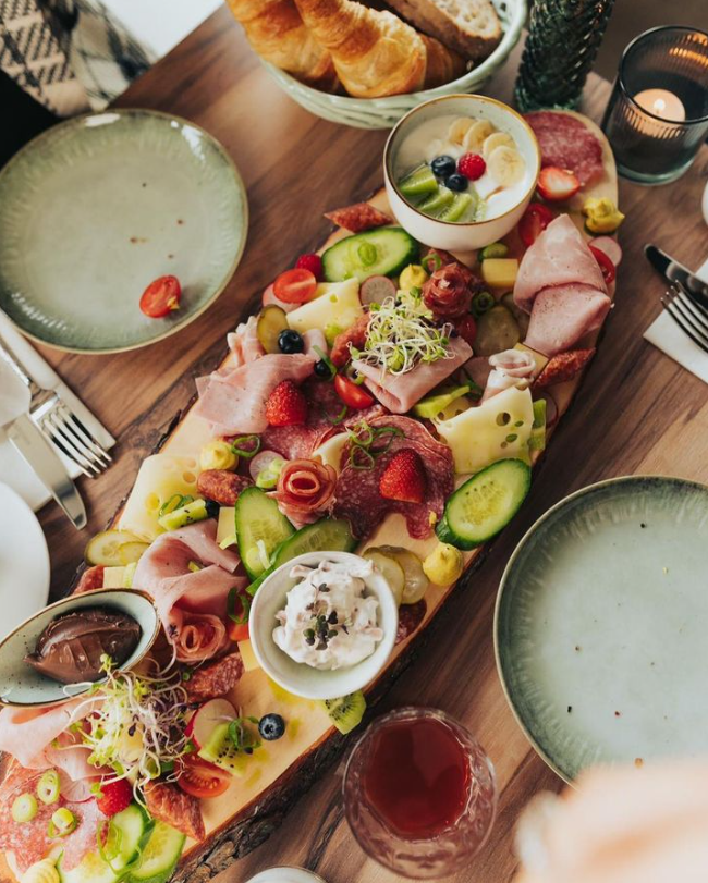 Ein Highlight auf der Karte des Cafés: Die Frühstücksplatte für bis zu vier Personen. Auf der Platte sind verschiedenes Bauernbrot, Croissants, Wurstaufschnitt, Fleischsalat, eine Käseauswahl, Cherrytomaten, Saure Gurken, Blattsalate, Joghurt mit frischen Früchten, hartgekochte Eier, Marmelade, Nutella, Senf und Butter. Für eine Person kostet die Platte 14,90 Euro.