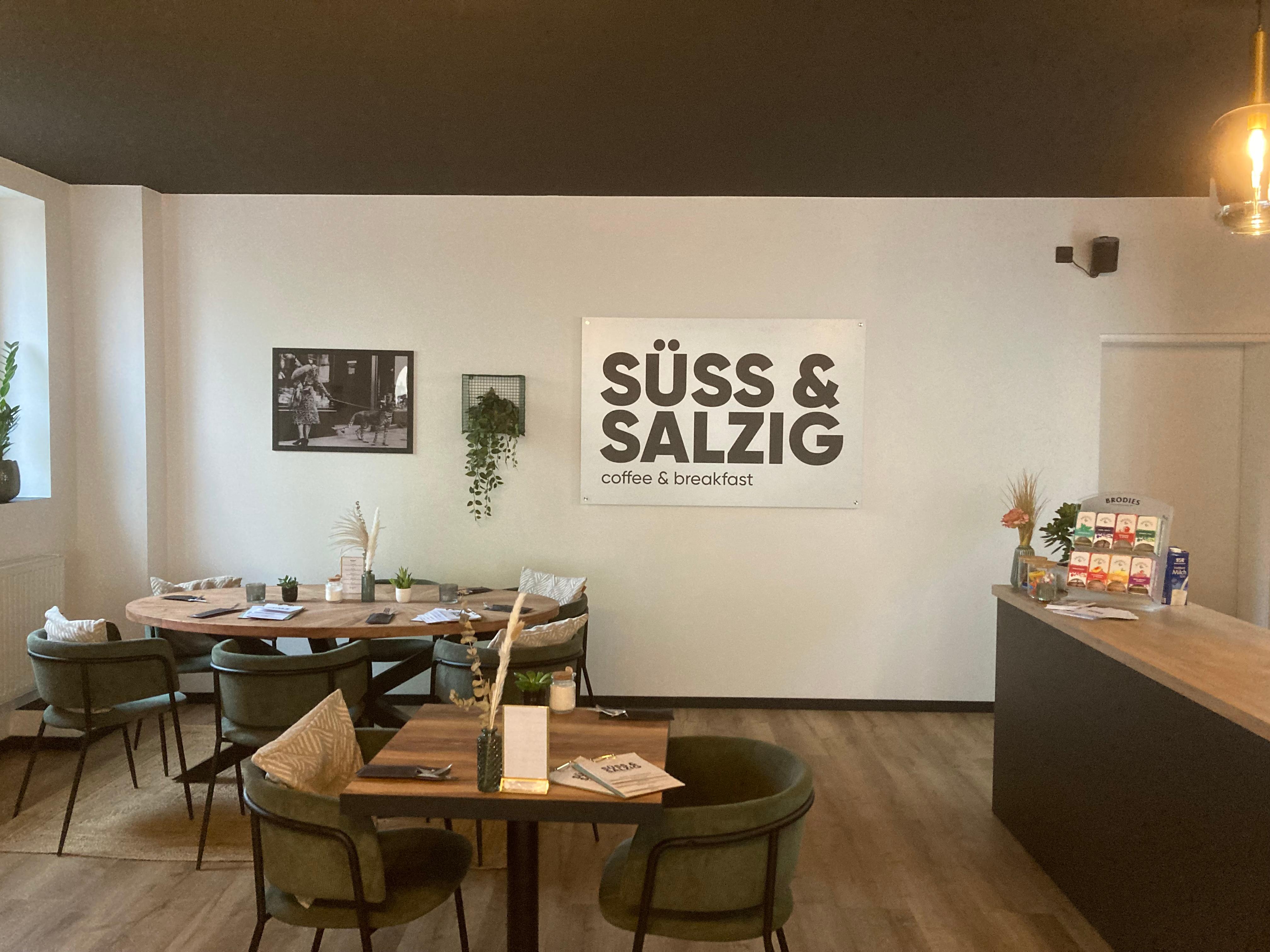 "Ich bin überrascht, dass alles so gut zusammenpasst. Wir haben das nicht einrichten lassen, sondern bei 50 verschiedenen Online-Shops bestellt", sagt Inhaber Rautenberg lachend.