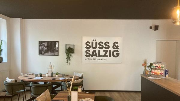 "Ich bin überrascht, dass alles so gut zusammenpasst. Wir haben das nicht einrichten lassen, sondern bei 50 verschiedenen Online-Shops bestellt", sagt Inhaber Rautenberg lachend.