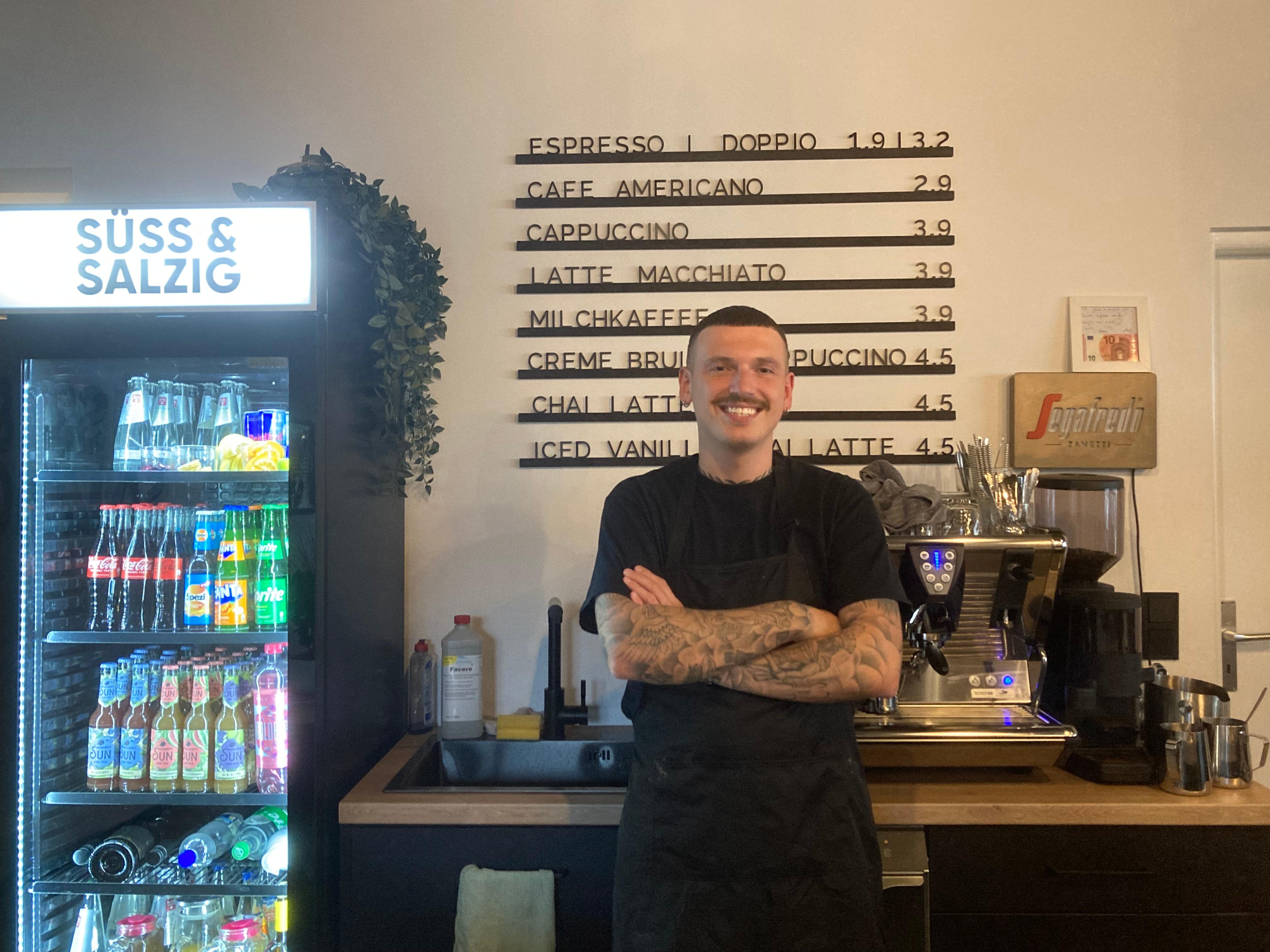 Nach der Neueröffnung im Januar musste das Café schon nach drei Wochen wieder schließen - zu groß war der Ansturm. "Am Wochenende ist hier Halligalli", erzählt Rautenberg: "Ohne Reservierung geht nicht." Bis zu 100 Frühstücksgerichte serviere er an einem durchschnittlichen Wochenendtag.