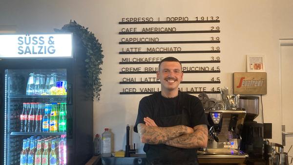Nach der Neueröffnung im Januar musste das Café schon nach drei Wochen wieder schließen - zu groß war der Ansturm. "Am Wochenende ist hier Halligalli", erzählt Rautenberg: "Ohne Reservierung geht nicht." Bis zu 100 Frühstücksgerichte serviere er an einem durchschnittlichen Wochenendtag.