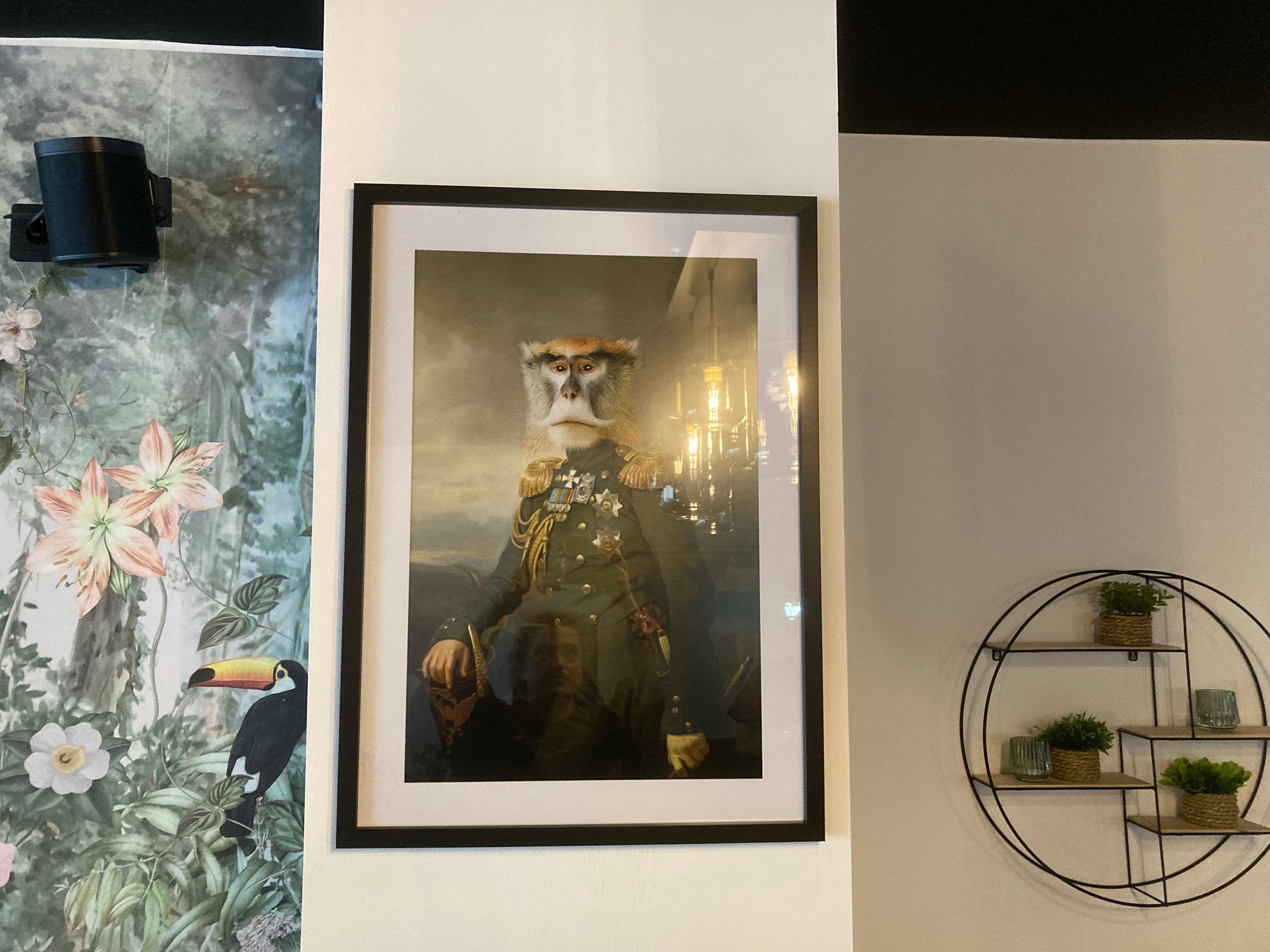 "Das ist mein Lieblingsbild hier im Café", erzählt Rautenberg. Den Affen nennt er liebevoll "General".