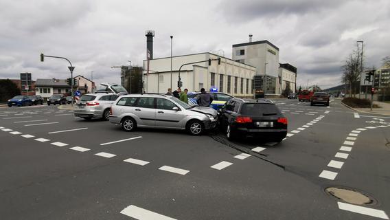 Bei Rot über die Lammsbräu-Kreuzung: 7000 Euro Schaden an vier Autos