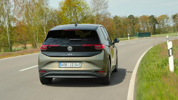 Neu sind auch die Rückleuchten, die durchgehend - also bis in die Heckklappe hinein - leuchten.