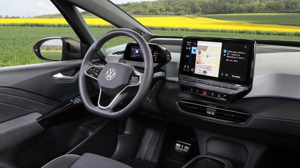 Upper-Class-Ambiente bietet der ID.3 immer noch nicht. Aber er umgibt seine Passagiere nun mit einem deutlich aufgewerteten Interieur, die Hartplastikwüste wurde abgeschafft.