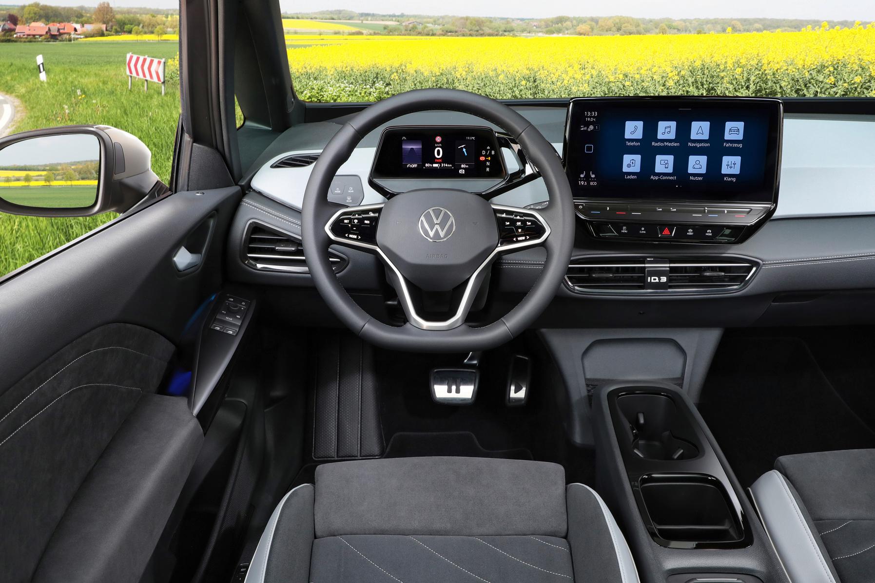 Serienmäßig gibt es einen 12 Zoll großen Touchscreen, der ein verlässlicher laufendes, schneller reagierendes Infotainment mit entwirrter Menüführung beherbergt.