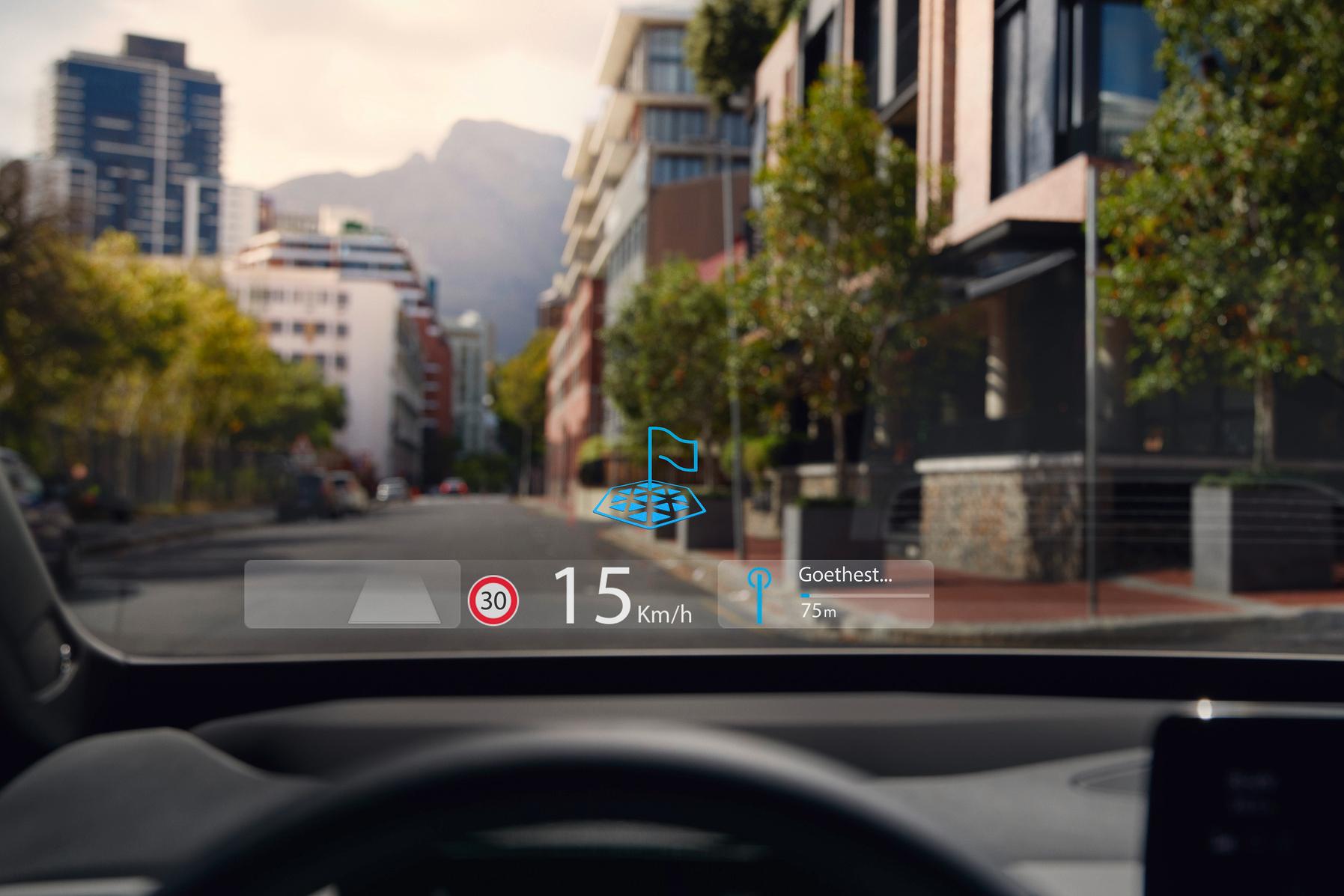 Eine feine Sache ist das aufpreispflichtige, große Head-up-Display mit Augmented-Reality-Darstellung.