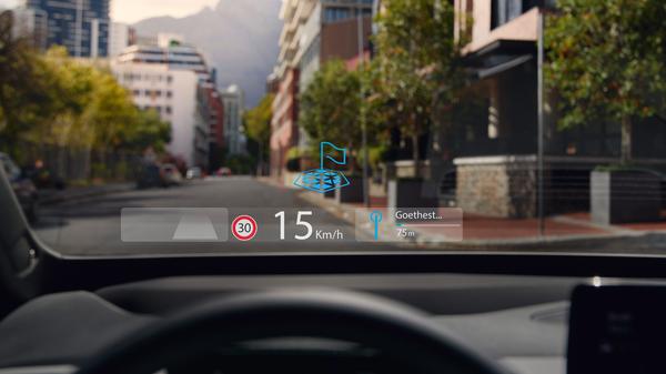 Eine feine Sache ist das aufpreispflichtige, große Head-up-Display mit Augmented-Reality-Darstellung.