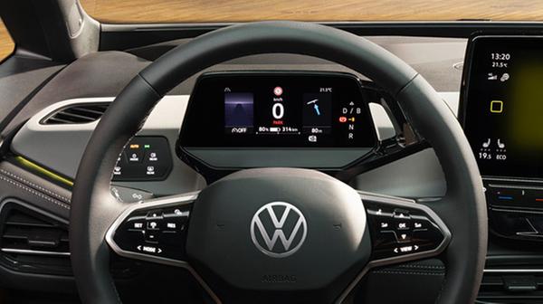 Das Fahrerdisplay hinter dem Lenkrad ist aber immer noch vergleichsweise klein und bietet nur begrenzte Konfigurationsmöglichkeiten, die Mini-Touchflächen am Lenkrad lassen sich nicht immer präzise erfühlen.