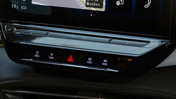 Auch die unbeliebten, nicht beleuchteten Slider für Temperatur und Lautstärke sind immer noch da.