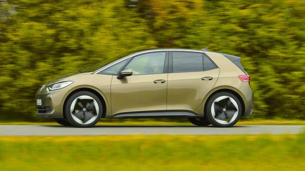 Im ID.3 Pro ist ein 58-kWh-Akku verbaut. Alternativ gibt es den ID.3 Pro S, der identisch motorisiert ist, aber auf eine 77-kWh-Batterie zurückgreifen kann.