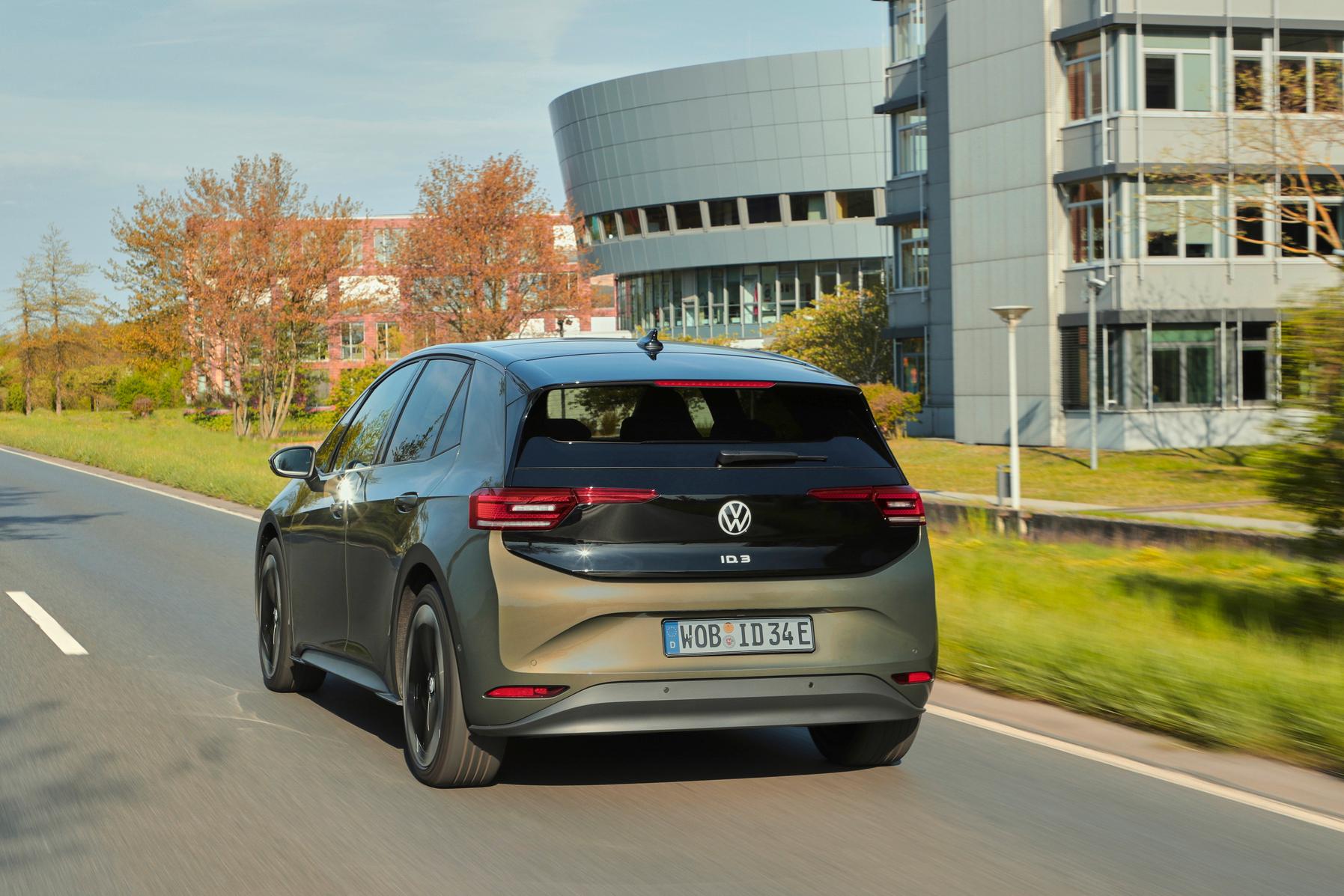 Gemäß Datenblatt werden mit einer Akkufüllung 435 Kilometer erreicht. In der Praxis sind es eher gut 300.