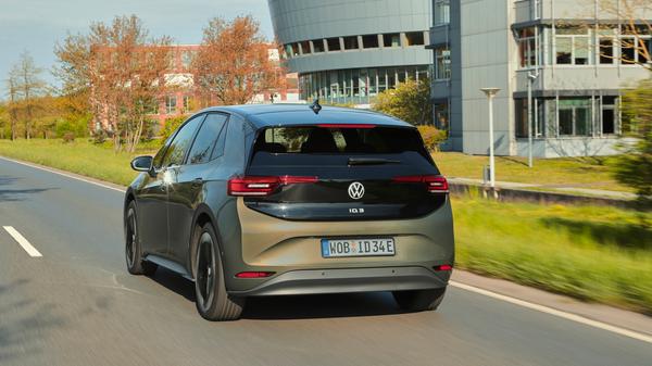 Gemäß Datenblatt werden mit einer Akkufüllung 435 Kilometer erreicht. In der Praxis sind es eher gut 300.