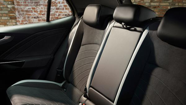 Auch im Fond geizt der Kompakt-Stromer nicht mit Raum.