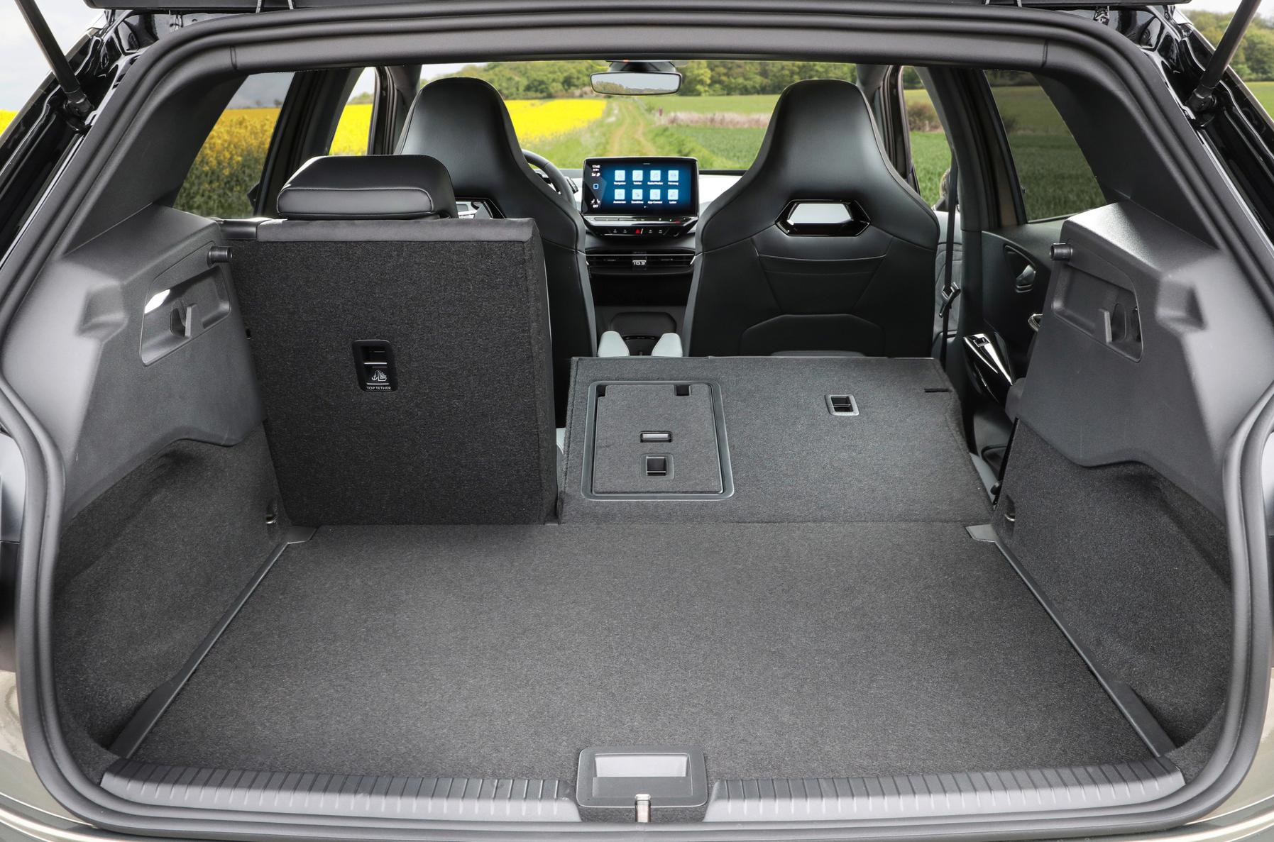 Der Gepäckraum ist mit 385 bis 1267 Litern klassenüblich, aber nicht überdurchschnittlich dimensioniert.