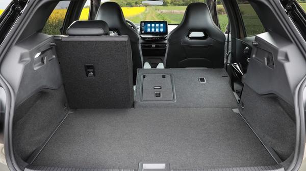 Der Gepäckraum ist mit 385 bis 1267 Litern klassenüblich, aber nicht überdurchschnittlich dimensioniert.