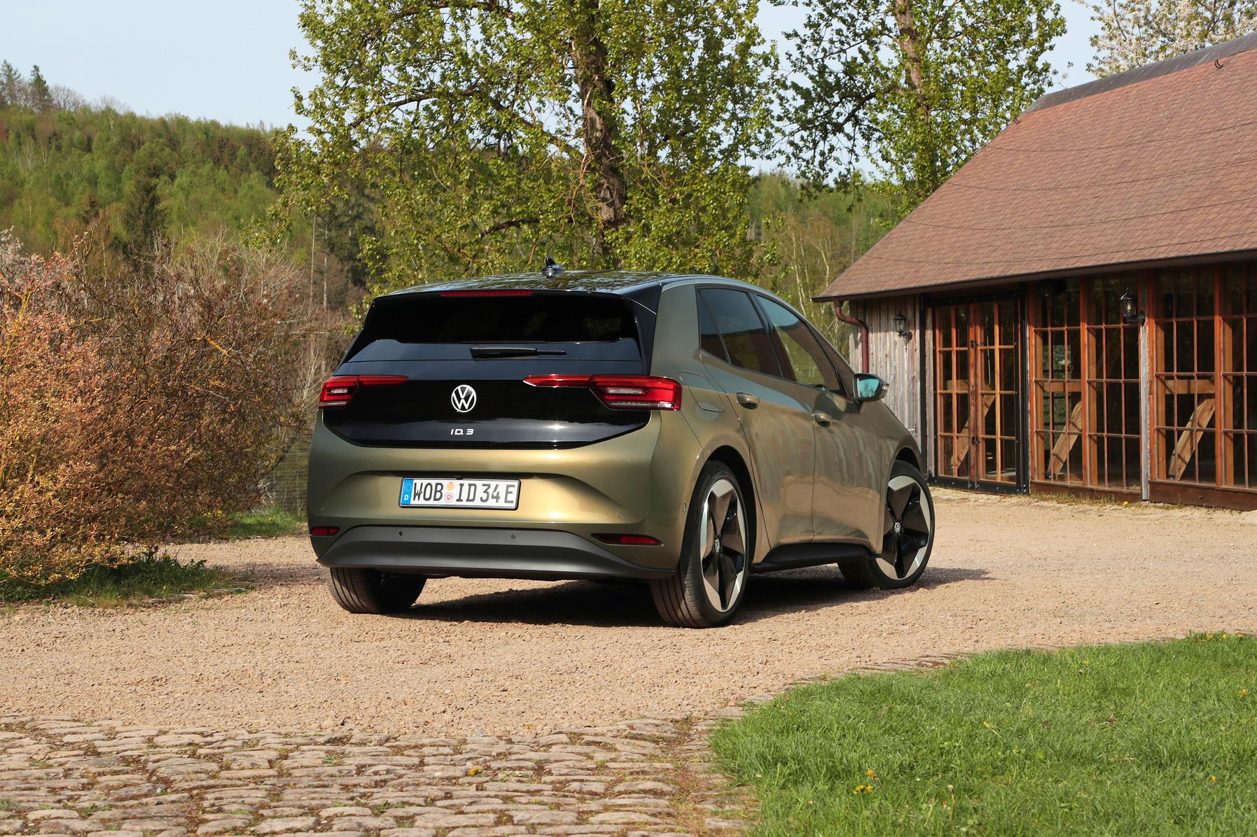 Eine Dach- und Anhängelast werden nicht ausgewiesen.