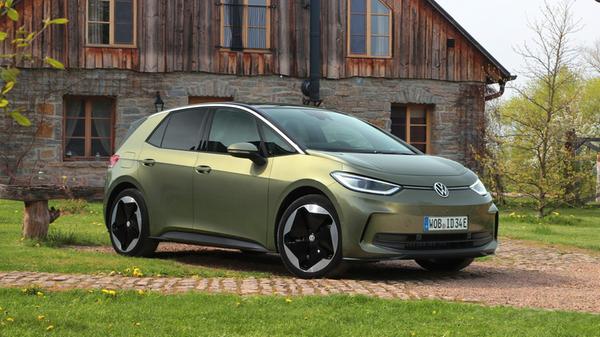 Der Grundpreis des ID.3 Pro beträgt 39.995 Euro. Privaten Einzelkunden gewährt VW noch bis Ende März 2024 einen Nachlass von 7020 Euro.