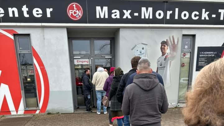 Begehrtes Sondertrikot: Am Donnerstag bildete sich vor der Öffnung des Service-Centers am Max-Morlock-Stadion eine lange Schlange.