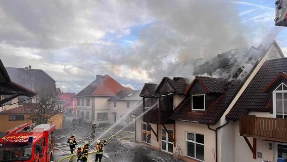 Großbrand in Franken: Weit über 100 Einsatzkräfte vor Ort