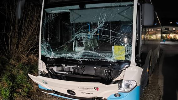 Geparkter Lyst-Bus in Siegelsdorf massiv beschädigt: Nach Fahrerflucht bittet die Firma um Hinweise