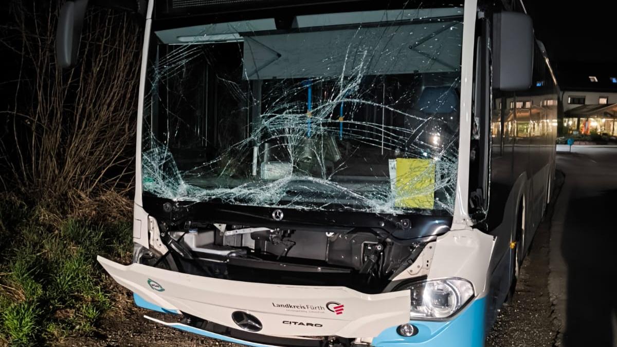 Die Firma Lyst-Reisen bittet um Hinweis nach einer mutmaßlichen Fahrerflucht.  Einer ihrer Busse, der im Landkreis unterwegs ist, wurde beschädigt. (Das Foto stammt aus dem Aufruf der Firma Lyst bei Facebook.)