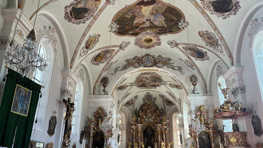 Die Pfarrkirche in Oberau beeindruckt im Inneren.Das Langhaus mit Blick zum Chor ist sehenswert.