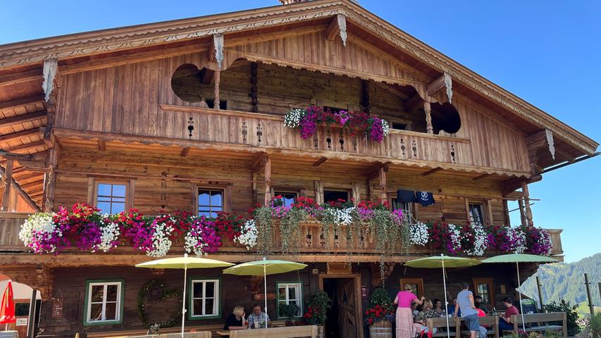 In Thierbach steht auch der Bauernhof, der Schauspielerfamilie Hörbiger. Wer mag, kann dort einkehren und gemütlich einen Wandertag ausklingen lassen.